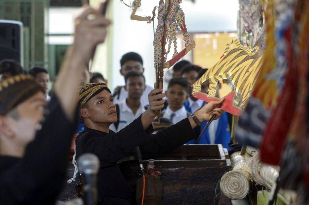 Siswa jurusan seni pedalangan SMK Negeri 8 Solo mementaskan wayang secara estafet untuk memperingati Hari Wayang Dunia di sekolah setempat, di Solo, Jawa Tengah. ANTARA FOTO/Maulana Surya