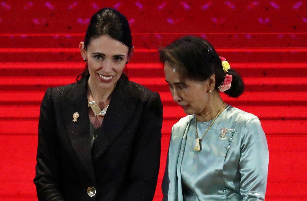 Perdana Menteri Selandia Baru Jacinda Ardern dan Konselor Negara Myanmar Aung San Suu Kyi menghadiri KTT Asia Timur (EAS) di Bangkok, Thailand, pada 4 November 2019. ANTARA FOTO/REUTERS/Athit Perawongmetha