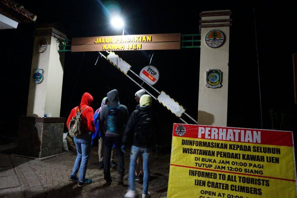 Pemeriksaan perlengkapan para pendaki sebelum masuk Ijen. IDN Times/Mohamad Ulil Albab