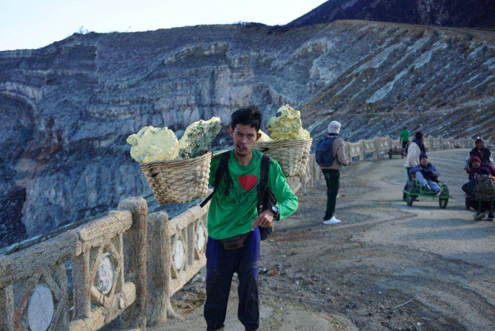 Seorang penambang tampak mengangkut belerang dari Ijen. IDN Times/Mohamad Ulil Albab