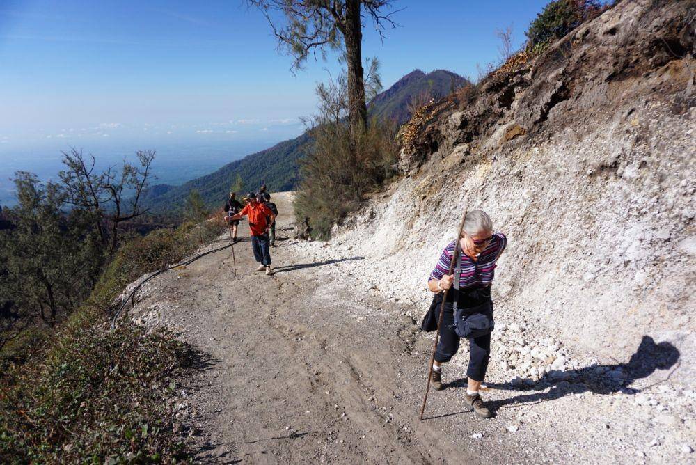 Para wisatawan berjalan menyusuri jalur pendakian menuju Kawah Ijen. IDN Times/Mohamad Ulil Albab