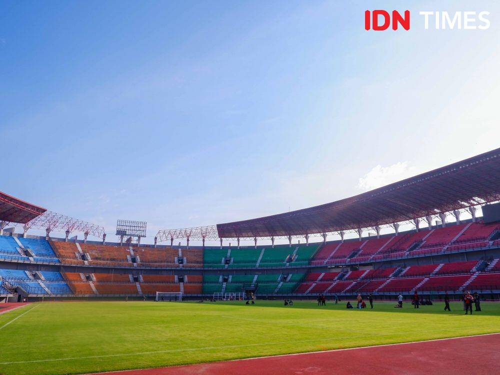Suasana persiapan acara kerja bakti di Stadion Gelora Bung Tomo pada 9 November 2019. IDN Times/Reza Iqbal