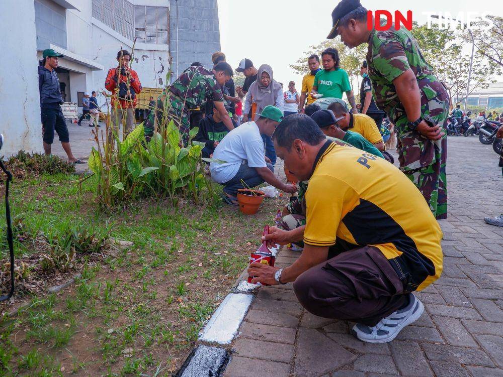 Suasana kerja bakti di Stadion Gelora Bung Tomo (GBT) yang diramaikan TNI, warga, suporter Bonek, LINMAS, dan pihak Pemkot Surabaya, pada Jumat, 8 November 2019. IDN Times/Reza Iqbal