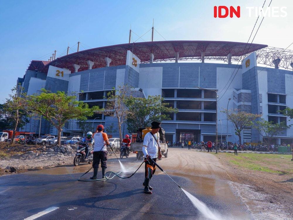 Suasana kerja bakti di Stadion Gelora Bung Tomo (GBT) pada Jumat, 8 November 2019. IDN Times/Reza Iqbal