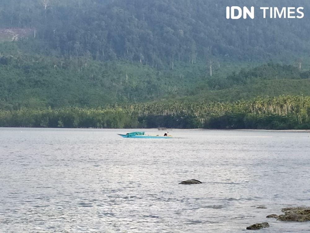 Nelayan di Teluk Sumbang, Biduk-Biduk, Berau pada siang hari (IDN Times/Yuda Almerio)