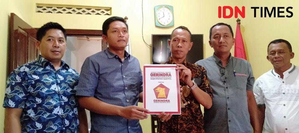 Ketua DPD PAN Bantul Mahmud Ardi Widanto (paling kiri) mendaftarkan diri sebagai bakal calon wakil bupati di Kantor DPC Gerindra Bantul, Kamis (7/11). IDN Times/Daruwaskita