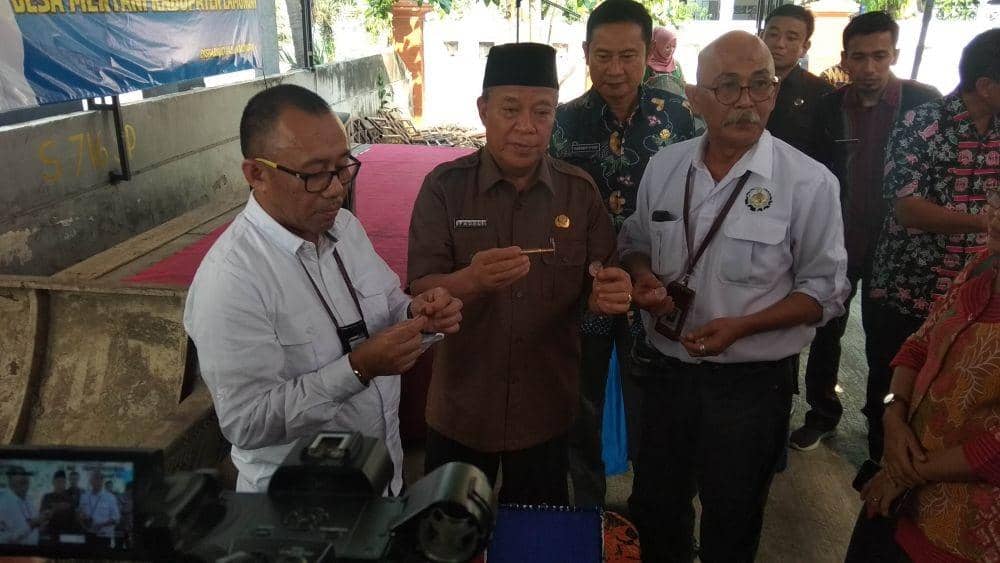 Bupati Lamongan Fadeli tengah saat menunjukkan penemuan peluru aktif dan uang koin. IDN Times/Imron