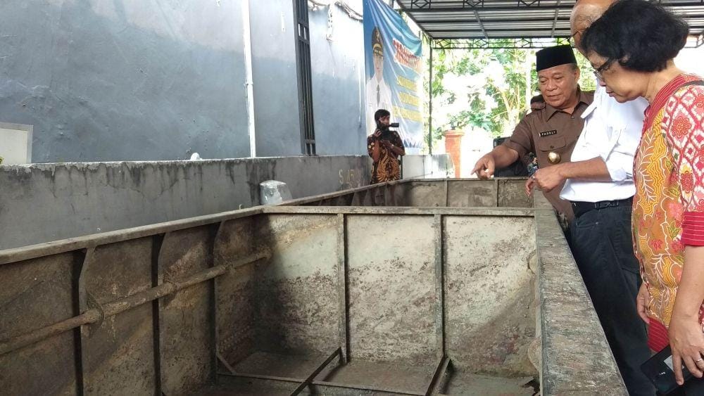 Bupati Lamongan Fadeli berpeci, saat melihat bagian perahu baja yang berhasil diangkat. IDN Times/Imron