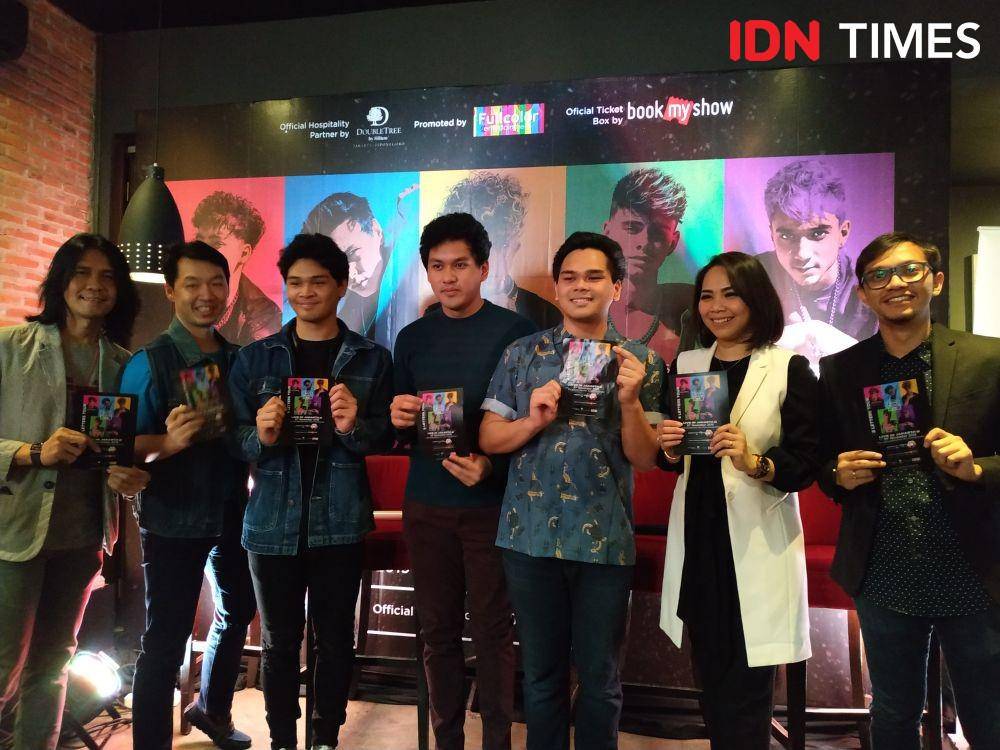 (ki-ka) CEO Full Color Entertainment, Joey Ferry;  Managing Director Full Color Entertainment, David Ananda; The Overtunes; Ratrie Tahtia Marketing & Communication DoubleTree by Hilton Jakarta Dipenogoro; Head of Content BookMyShow dalam press conference konser tur Why Don't We. 7 November 2019. IDN Times/Nadia Umara
