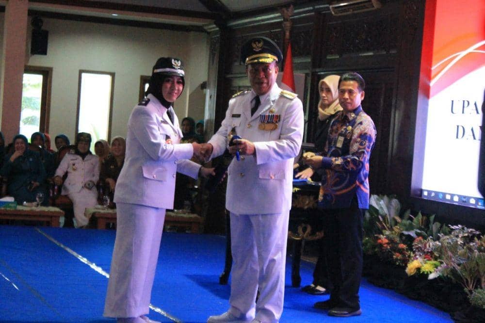 Angely Emitasari penyanyi dangdut resmi dilantik menjadi kepala desa oleh Bupati Lamongan Fadeli. IDN Times/Imron