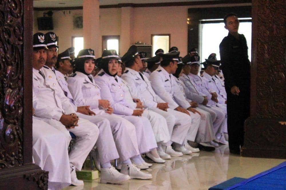 Angely Emitasari (duduk tiga dari kiri) saat pelantikan kades di pendopo Bupati Lamongan. IDN Times/Imron