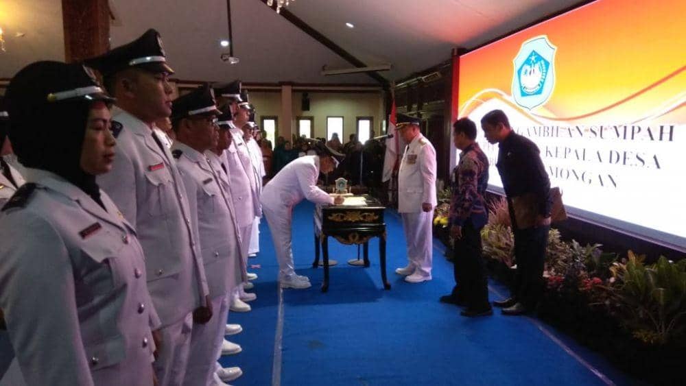 Perwakilan salah satu kades terpilih menandatangani SK kepala desa. IDN Times/Imron