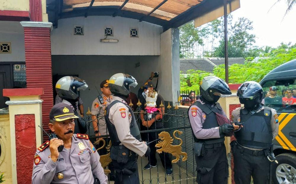 Sejumlah polisi berjaga di sekitar rumah kontrakan tersangka EA saat proses rekonstruksi. IDN Times/ Alfi Ramadana