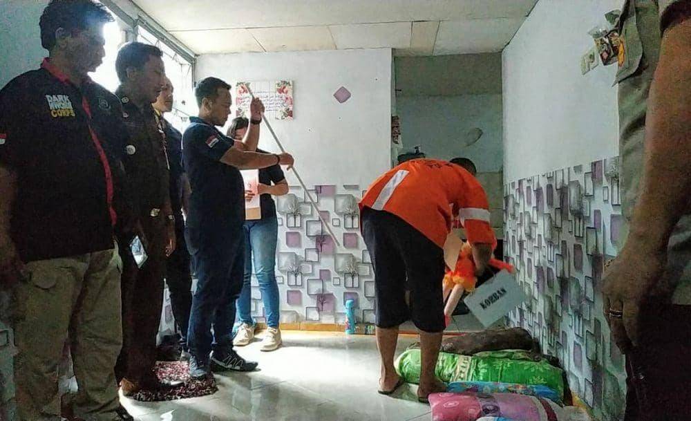 Tersangka EA saat melakukan peragaan didepan polisi, Kamis (7/11/2019). IDN Times/ Alfi Ramadana