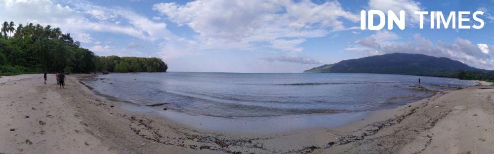 Pantai di Teluk Sumbang, Biduk-Biduk, Berau pada siang hari (IDN Times/Yuda Almerio)