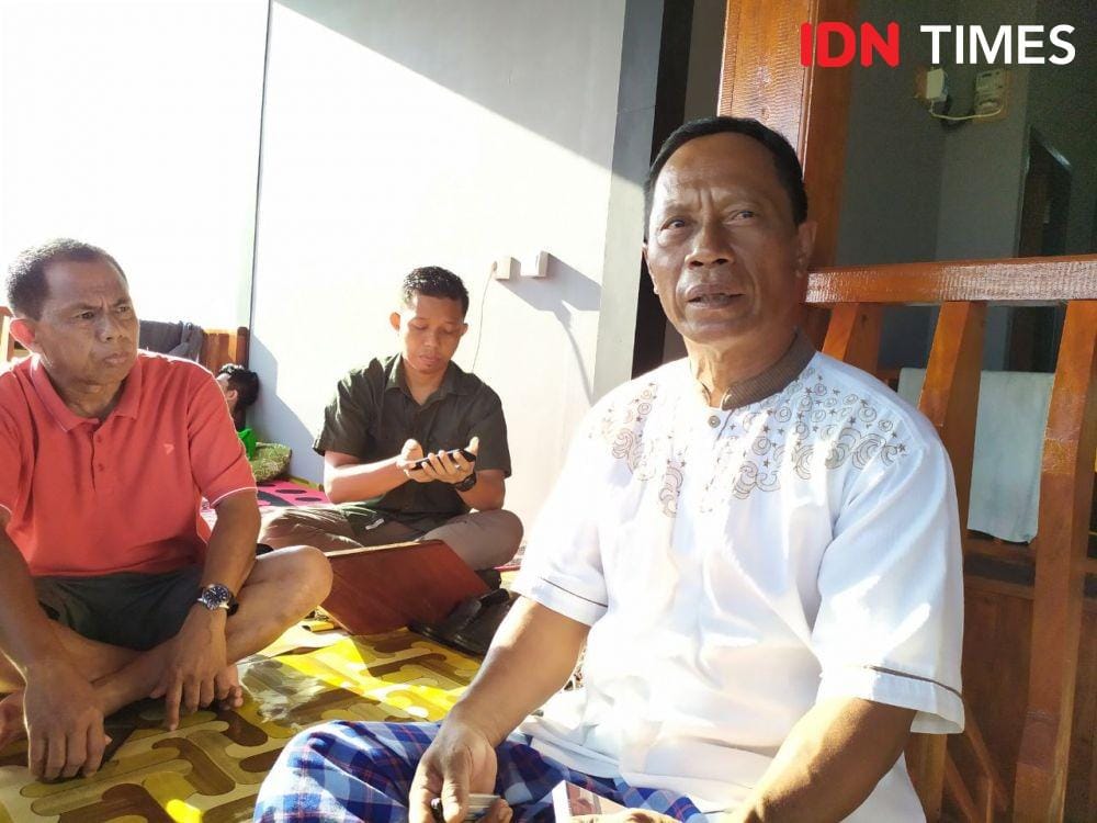 Kepala Kampung Teluk Sumbang, Abdul Karim saat memberikan penjelasan mengenai kondisi Teluk Sumbang (IDN Times/Yuda Almerio)