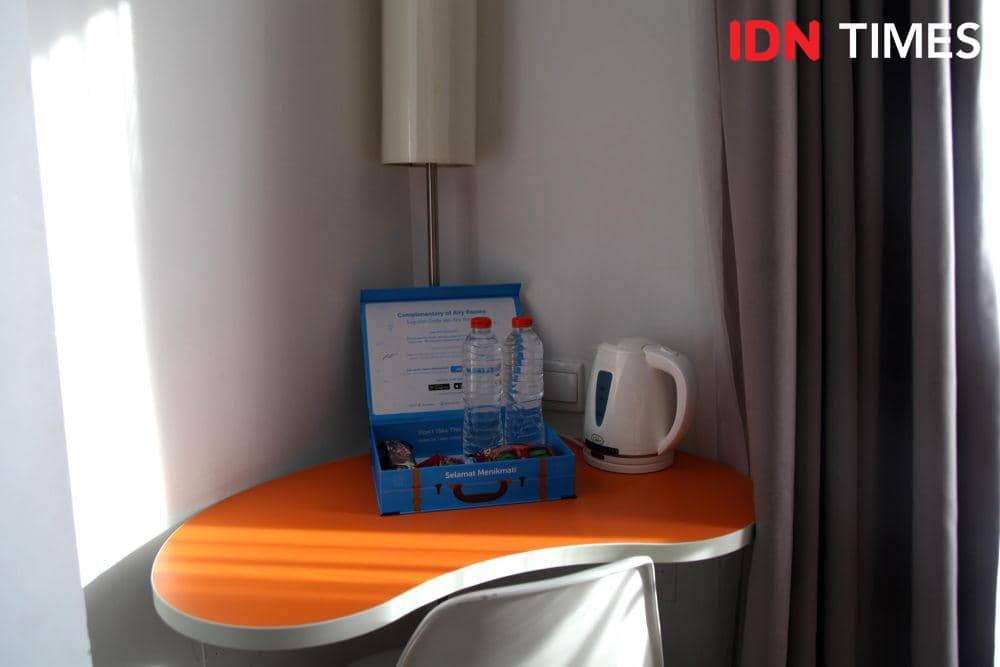 Tersedia pula snack bar dan air minum secara gratis di Airy Premier Seminyak, Bali. IDN Times/Izza Namira