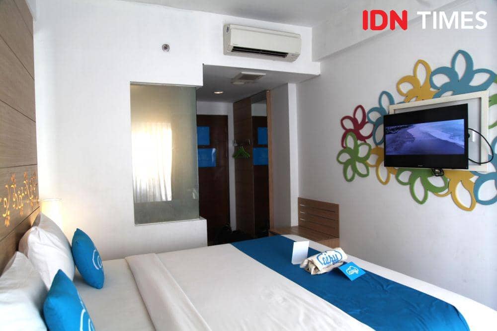 Kamar Superior King memiliki fasilitas TV, WiFi, dan AC. IDN Times/Izza Namira