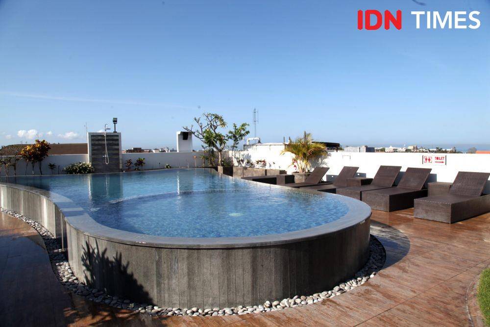Rooftop Pool Airy Premier Seminyak dengan pemandangan perkotaan dan laut. IDN Times/Izza Namira