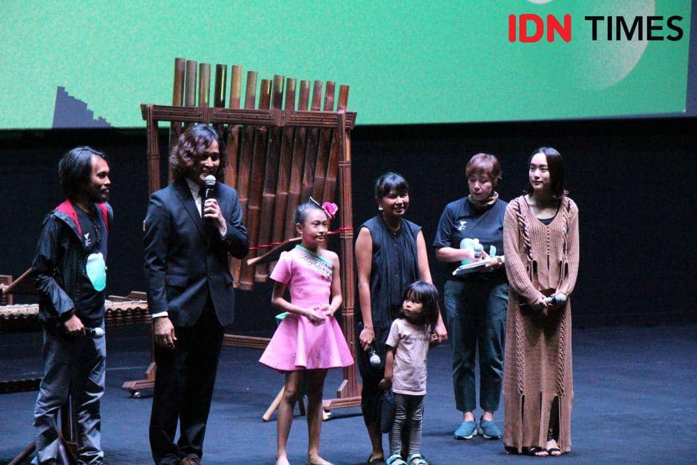 (Kiri) Yusei Kato selaku Sutradara film "Angel Sign" dalam opening JFF 2019, di Jakarta, pada 7 November 2019. IDN Times/Nadia Umara
