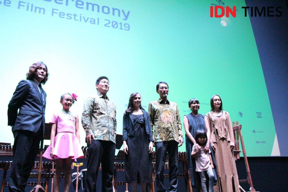 (ki-ka) Sutradara "Angel Sign", Yusei Kato; pemain "Angel Sign", Abigail; Director General The Japan Foundation, Tsukamoto Norihisa; Ambasador JFF 2019, Zara JKT48 ;Minister Ambassador of Japan to Indonesia, Keiichi Ono; Sutradara "Angel Sign", Kamila Andini; pemain "Angel Sign", Mikako Yoshida dalam opening JFF 2019, di Jakarta, pada 7 November 2019. IDN Times/Nadia Umara