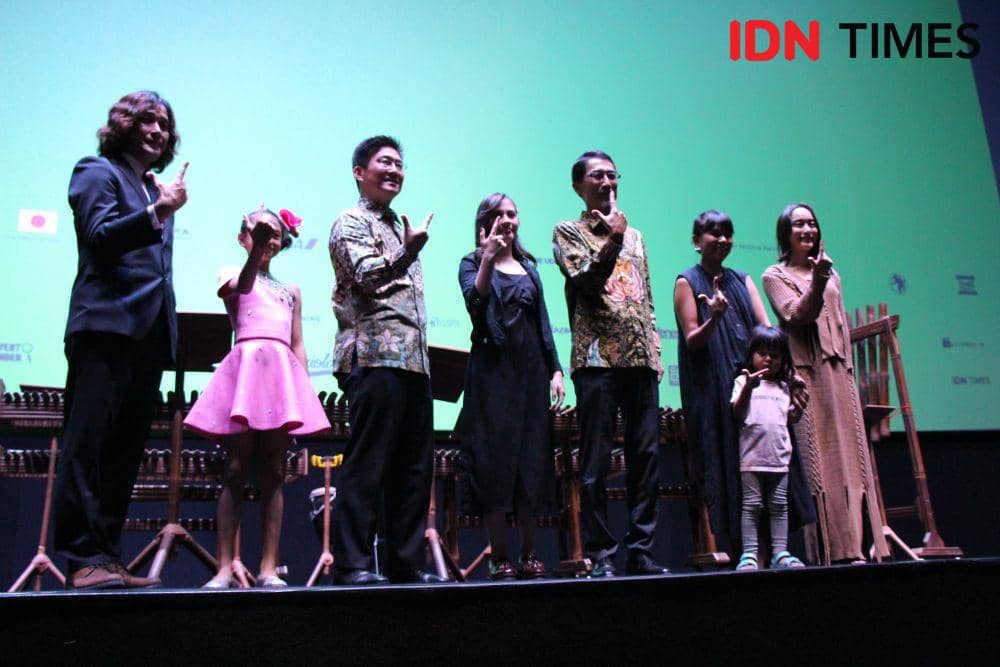 (ki-ka) Sutradara "Angel Sign", Yusei Kato; pemain "Angel Sign", Abigail; Director General The Japan Foundation, Tsukamoto Norihisa; Ambasador JFF 2019, Zara JKT48 ;Minister Ambassador of Japan to Indonesia, Keiichi Ono; Sutradara "Angel Sign", Kamila Andini; pemain "Angel Sign", Mikako Yoshida dalam opening JFF 2019, di Jakarta, pada 7 November 2019. IDN Times/Nadia Umara