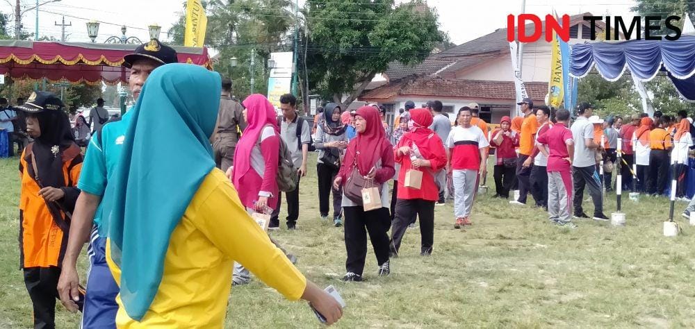 Pakaian olahraga ASN Kabupaten Bantul saat jalan sehat dalam Peringatan Puncak HUT KORPRI Ke 48 Tahun 2019 Kabupaten Bantul di lapangan Paseban, Jumat (8/11). IDN Times/Daruwaskita