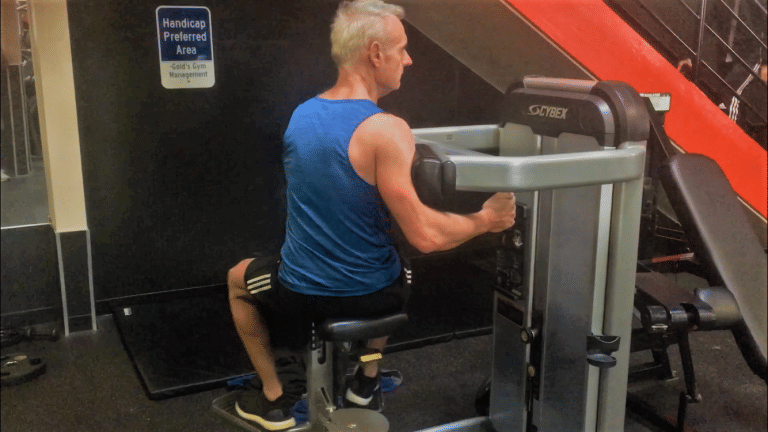 Ilustrasi gerakan torso rotation (fitnessoverfifty.co.uk)