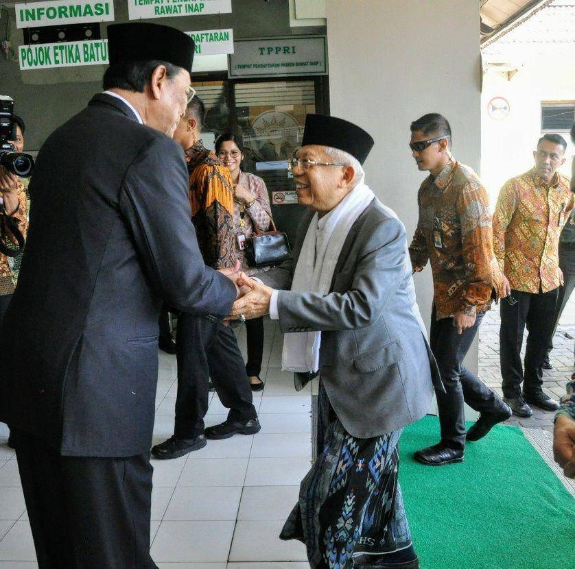Wapres Ma'ruf Amin disambut Gubernur DIY Sultan HB X saat jenguk Waketum MUI di RS PKU Yogyakarta/Foto:Humas Pemda DIY