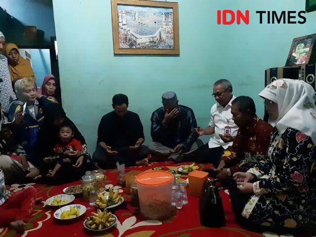Mendikbud, Nadiem Makarim takziah ke rumah Irza Almira (8), Kamis (7/11). IDN Times/Ardiansyah Fajar