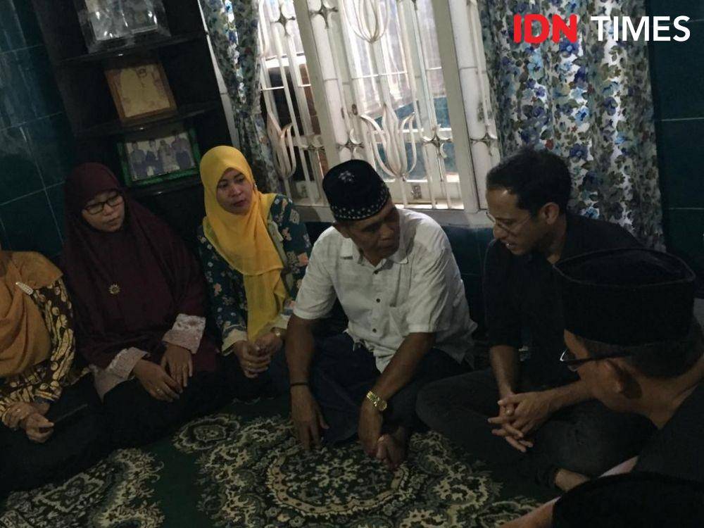 Mendikbud, Nadiem Makarim takziah ke rumah korban SD Ambruk, Sevina Arsy Wijaya (19), Kamis (7/11). IDN Times/Ardiansyah Fajar
