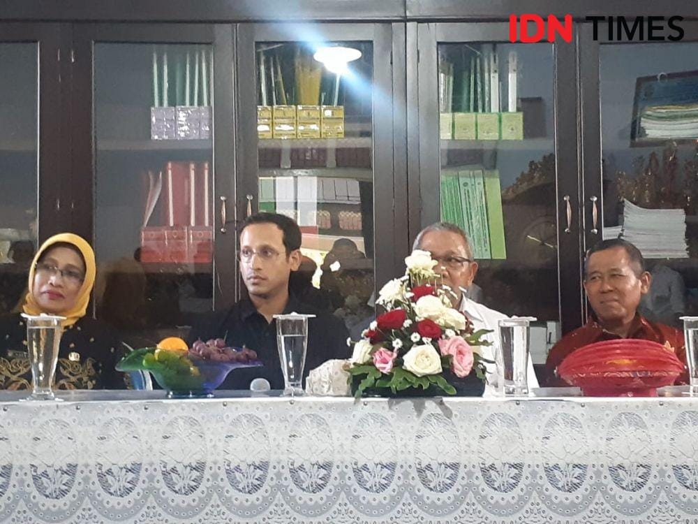 Mendikbud, Nadiem Makarim gelar rapat evaluasi bersama kepala SD/SMP di SDN Pekuncen, Kota Pasuruan, Kamis (7/11).. IDN Times/Ardiansyah Fajar