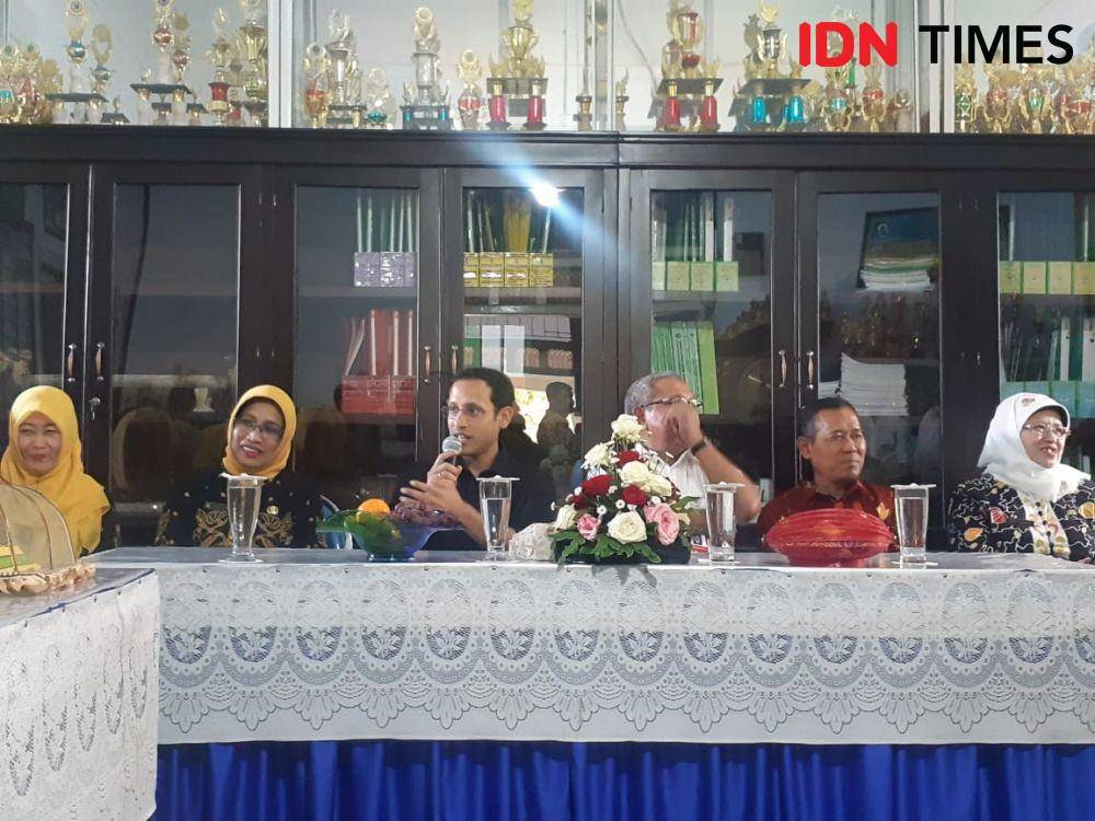 Mendikbud, Nadiem Makarim gelar rapat evaluasi bersama kepala SD/SMP di SDN Pekuncen, Kota Pasuruan, Kamis (7/11). IDN Times/Ardiansyah Fajar