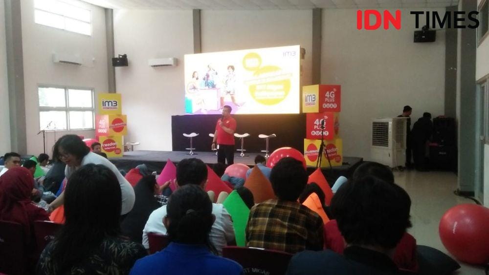 Para peserta dari mahasiswa STT Migas menyimak pemaparan dari penyelenggara kegiatan, IM3 Ooredoo. IDN Times/Surya Aditya