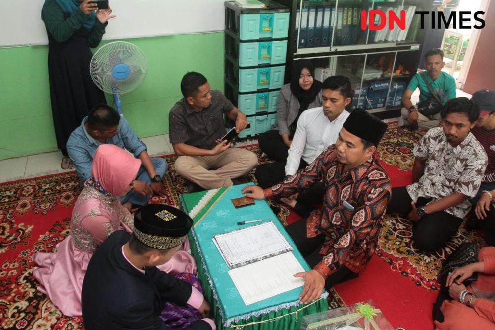 Pernikahan tersangka pembunuh bayi kandung digelar di KUA Kelurahan Batu Ampar. IDN Times/Surya Aditya