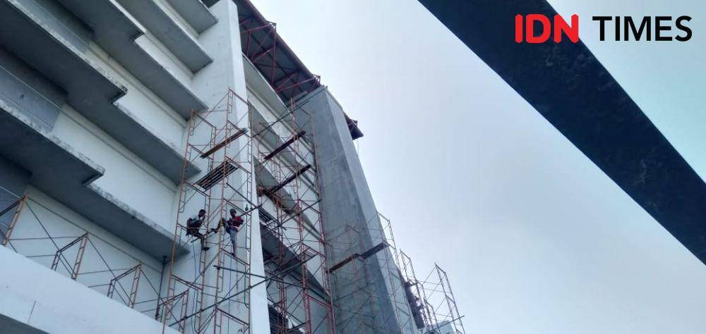 Sejumlah petugas tampak mengecat bagian luar GBT, Jumat (8/11). IDN Times/Idfy