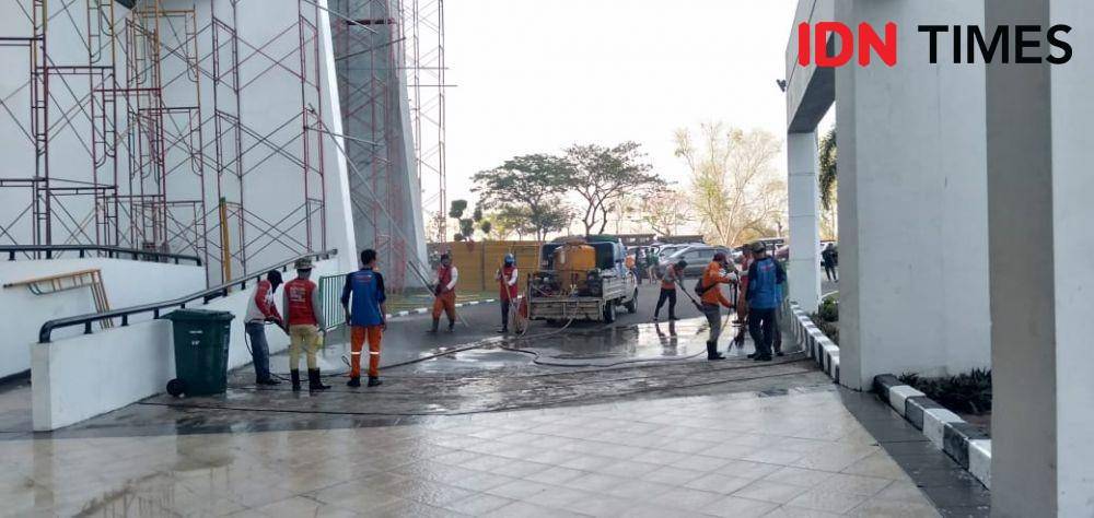Petugas membersihkan keramik di area lobi GBT, Jumat (8/11). IDN Times/Idfy