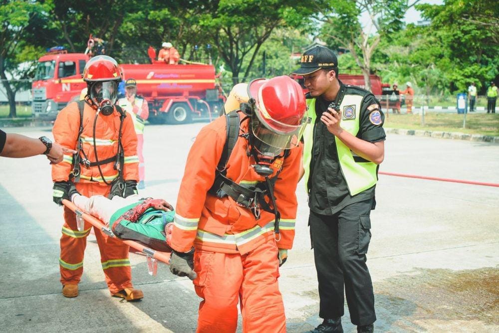 Petugas ARFF mengevakuasi korban kebakaran. Sumber: Humas Bandara SAMS Sepinggan