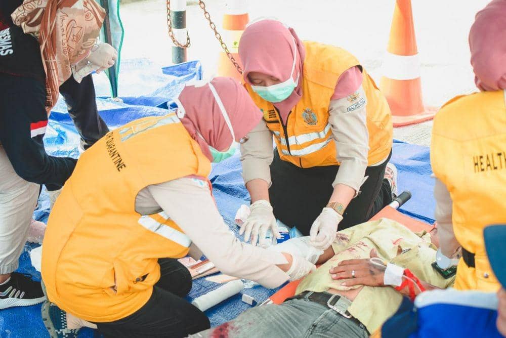 Salah seorang korban kebakaran di Bandara SAMS mendapat pertolongan medis. Sumber: Humas Bandara SAMS Sepinggan