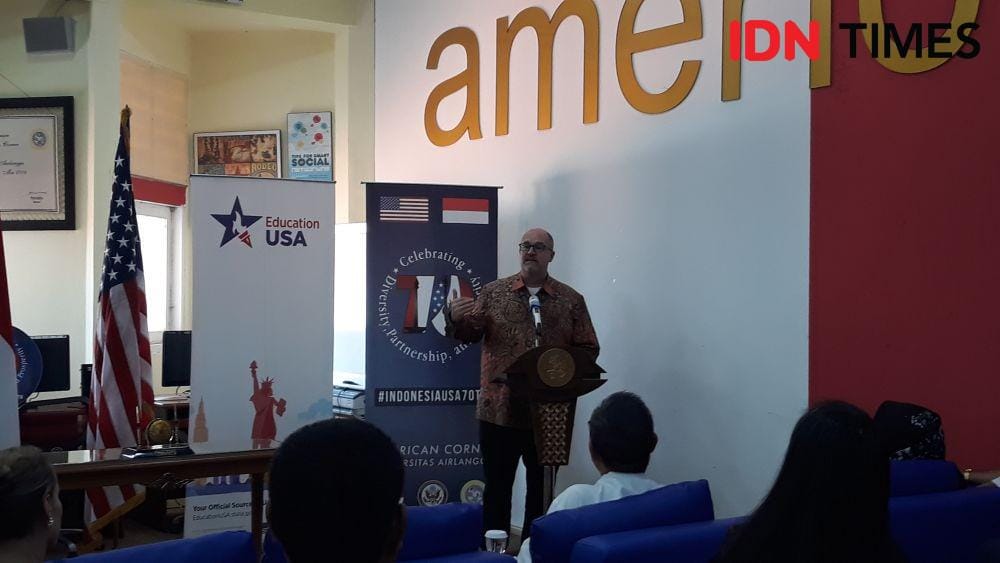 Konsul Jenderal Amerika Serikat, Mark McGovern memberi sambutan pada pembukaan EducationUSA di American Corner, Perpustakaan Kampus UNAIR B. 8 November 2019. IDN Times/Fajar Laksmita