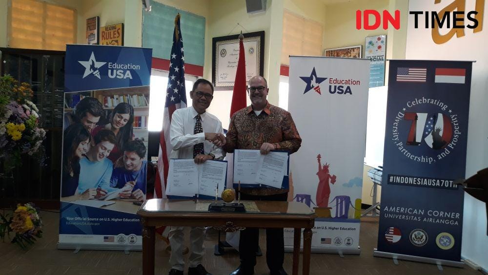 Konsul Jenderal Amerika Serikat, Mark McGovern dan Wakil Rektor UNAIR Prof. Dr. Djoko Santoso, Ph. D, K-GH., FINASIM. saat MOU EducationUSA di American Corner, Perpustakaan Kampus UNAIR B. 8 November 2019. IDN Times/Fajar Laksmita