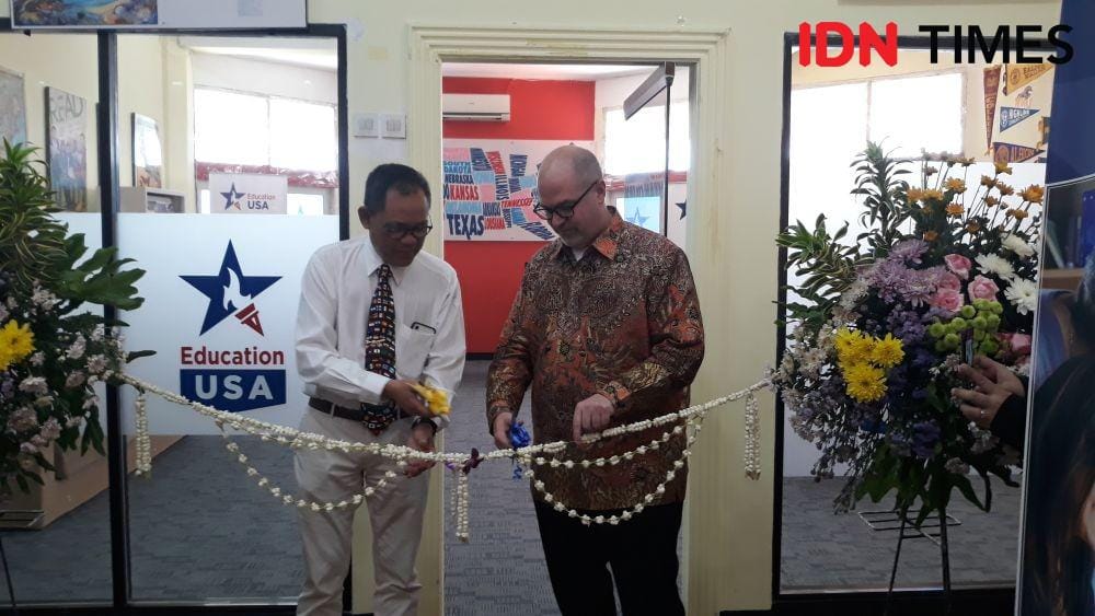 Konsul Jenderal Amerika Serikat, Mark McGovern dan Wakil Rektor UNAIR Prof. Dr. Djoko Santoso, Ph. D, K-GH., FINASIM. pada peresmian EducationUSA baru di American Corner, Perpustakaan Kampus UNAIR B. 8 November 2019. IDN Times/Fajar Laksmita