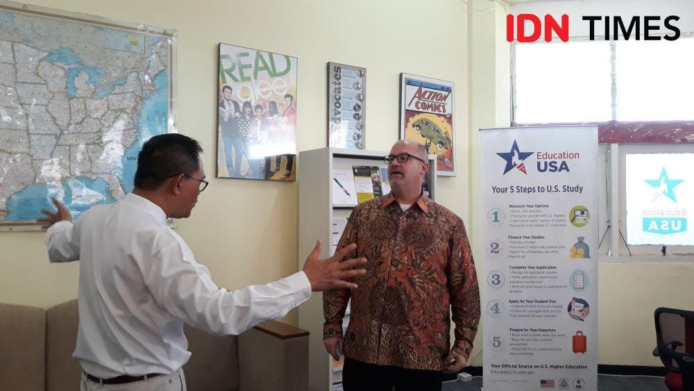 Konsul Jenderal Amerika Serikat, Mark McGovern dan Wakil Rektor UNAIR Prof. Dr. Djoko Santoso, Ph. D, K-GH., FINASIM. pada peresmian EducationUSA baru di American Corner, Perpustakaan Kampus UNAIR B. 8 November 2019. IDN Times/Fajar Laksmita