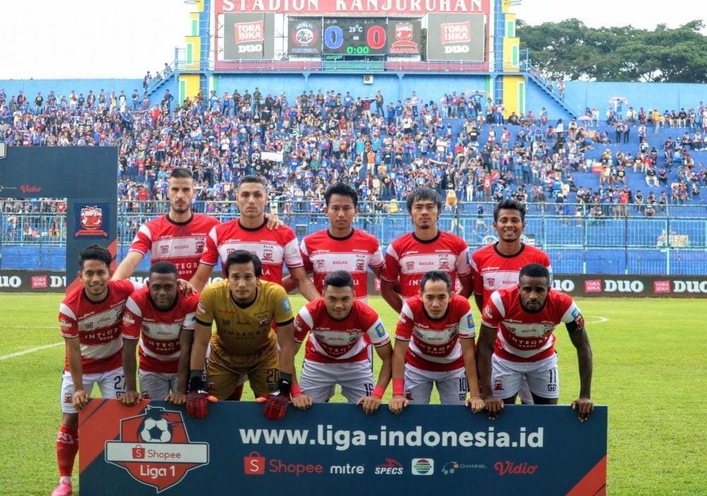 Skuad Madura United yang diturunkan menghadapi Arema FC di Stadion Kanjuruhan, Jumat (8/11/2019). IDN Times/ Alfi Ramadana