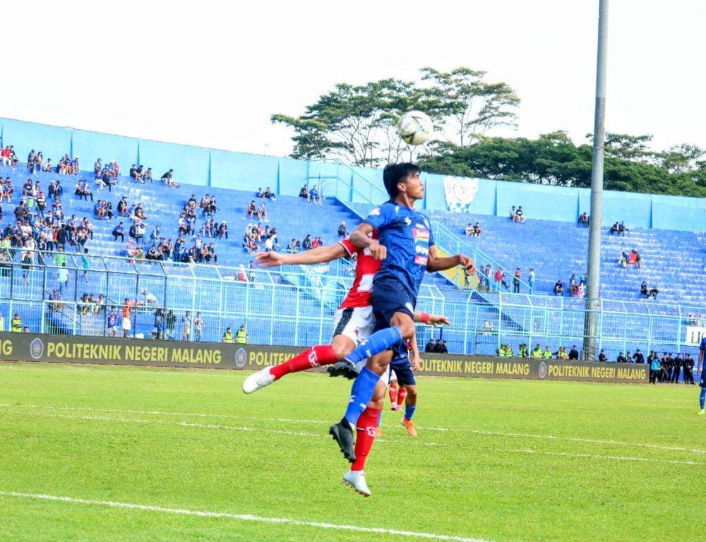Jaimerson Xavier berduel dengan pemain Arema FC, Jayus Hariono di Stadion Kanjuruhan, Jumat (8/11/2019). IDN Times/ Alfi Ramadana