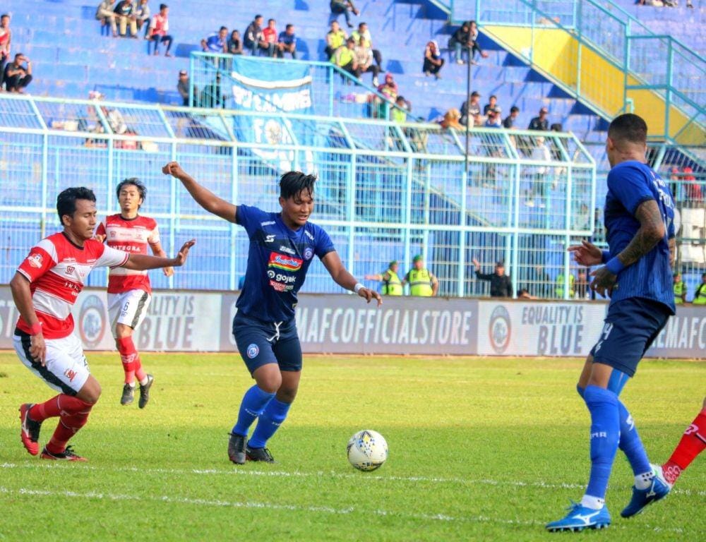 Striker Arema FC, Ahmad Nue Hardianto berusaha melewati pemain Madura United di Stadion Kanjuruhan, Jumat (8/11/2019). IDN Times/ Alfi Ramadana