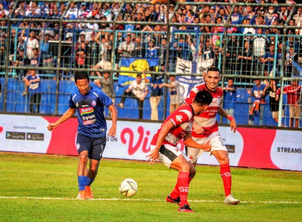 Winger Arema FC, Dendi Santoso melepaskan tembakan lawan Madura United, Jumat (8/11/2019). IDN Times/ Alfi Ramadana