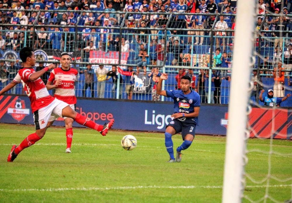 Rivaldi Bawuo mampu melesakkan satu gol pada laga kontra Madura United di Stadion Kanjuruhan, Jumat (8/11/2019). IDN Times/ Alfi Ramadana