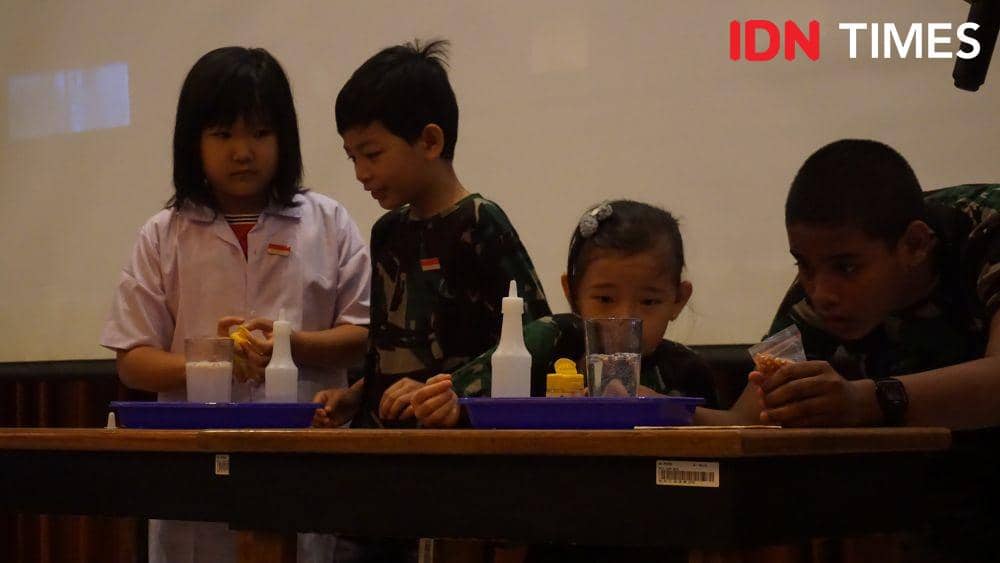 (Ilustrasi kegiatan eksperimen sains di SFF 2019) IDN Times/Nena Zakiah
