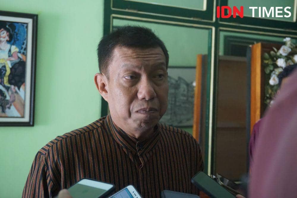 Wali Kota Yogyakarta, Haryadi Suyuti saat dikonfirmasi perihal pemeriksaannya oleh KPK, Jumat (8/11). (IDN Times/Tunggul Kumoro)